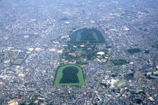 百舌鳥古墳群（堺市提供）