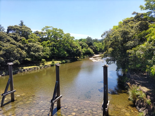 宇治橋から五十鈴川を望む