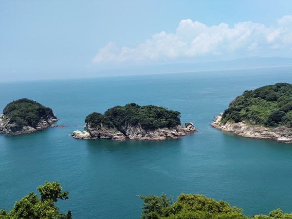 雑賀埼の燈台から島を望む
